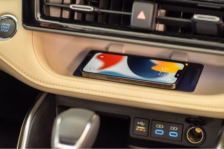 Những thay đổi khác là khá nhỏ, có thể kể đến như việc điều chỉnh vị trí của bàn sạc điện thoại không dây để người dùng dễ tiếp cận hơn, hay bổ sung gương cửa gập điện trên các bản cao, cửa hậu rảnh tay trên các bản trung bình.