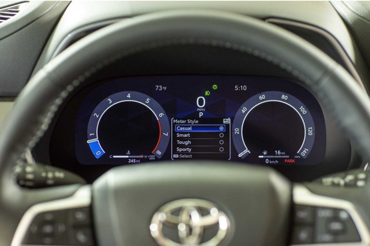 Đối với nội thất, trên biến thể Limited và Platinum, Toyota Highlander 2023 được trang bị cụm đồng hồ kỹ thuật số 12,3 inch thay vì 2 đồng hồ kép 7 inch như trước, người dùng có thể tùy biến giao diện hiển thị màn này với 4 chế độ khác nhau.