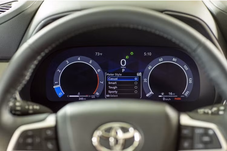 Đối với nội thất, trên biến thể Limited và Platinum, Toyota Highlander 2023 được trang bị cụm đồng hồ kỹ thuật số 12,3 inch thay vì 2 đồng hồ kép 7 inch như trước, người dùng có thể tùy biến giao diện hiển thị màn này với 4 chế độ khác nhau.