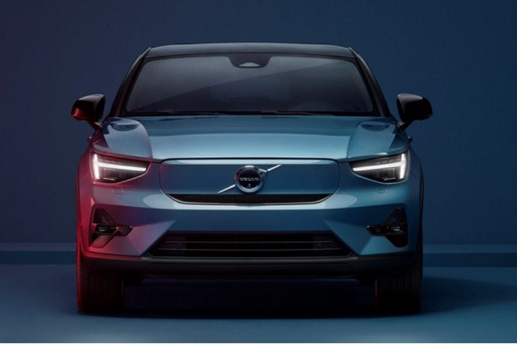 Ra mắt vào năm 2021, C40 Recharge là mẫu xe chạy hoàn toàn bằng điện thứ hai của thương hiệu Volvo. Trong những năm tới, Volvo có kế hoạch tung ra một loạt dòng xe hoàn toàn mới chạy điện, hướng đến mục tiêu chỉ bán ô tô điện thuần túy vào năm 2030. 