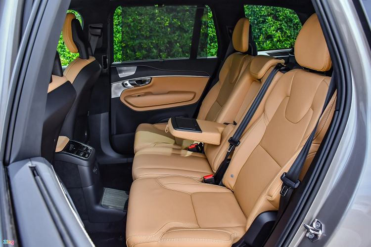 Thay vào đó, mẫu xe Thụy Điển có tay lái nhẹ nhàng và dễ điều khiển, thao tác đánh lái chính xác. Bù lại, chiếc xe vẫn thua kém một chút cứng chắc so với các dòng xe sang từ Đức. Kết hợp cùng hệ thống treo khí nén êm ái, mẫu xe gầm cao đầu bảng của Volvo mang đến sự thoải mái và dễ chịu cho hành khách trong mọi điều kiện di chuyển.