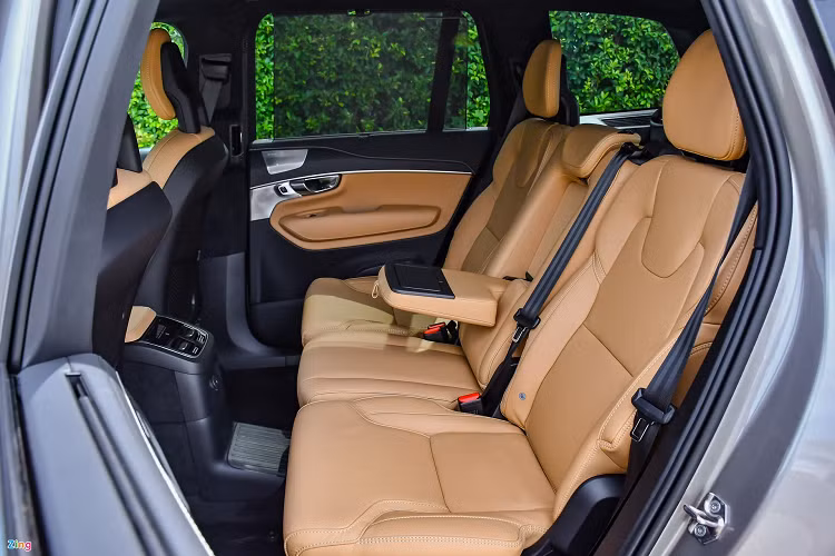 Thay vào đó, mẫu xe Thụy Điển có tay lái nhẹ nhàng và dễ điều khiển, thao tác đánh lái chính xác. Bù lại, chiếc xe vẫn thua kém một chút cứng chắc so với các dòng xe sang từ Đức. Kết hợp cùng hệ thống treo khí nén êm ái, mẫu xe gầm cao đầu bảng của Volvo mang đến sự thoải mái và dễ chịu cho hành khách trong mọi điều kiện di chuyển.