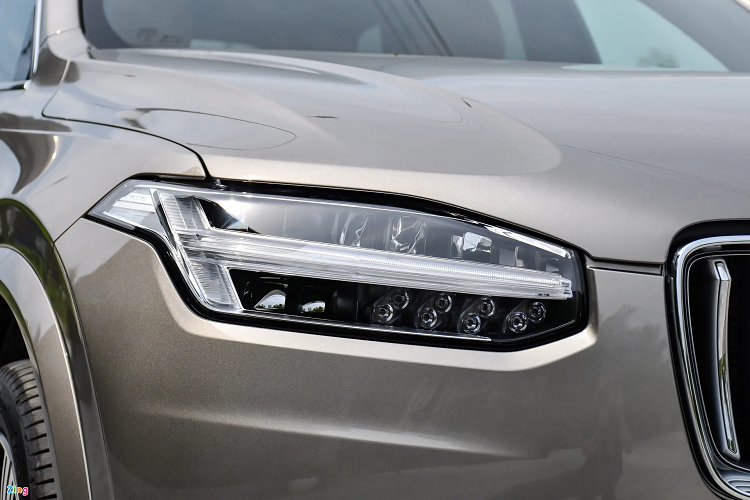 Bên cạnh đó, XC90 T8 Recharge không phải là một mẫu SUV có thiên hướng vận hành thể thao dù cho tổng thể thông số động cơ thuộc diện mạnh mẽ nhất phân khúc. Ngoài ra, chế độ đi Off-Road được Volvo trang bị nhằm hỗ trợ cho người lái trong một vài trường hợp đi vào đường đất đá, bùn lầy nhẹ chứ không thể đưa XC90 và các cung đường quá khó. 