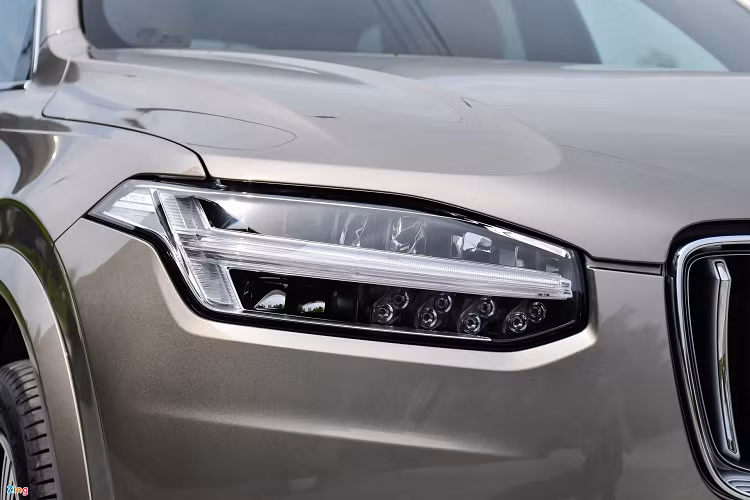 Bên cạnh đó, XC90 T8 Recharge không phải là một mẫu SUV có thiên hướng vận hành thể thao dù cho tổng thể thông số động cơ thuộc diện mạnh mẽ nhất phân khúc. Ngoài ra, chế độ đi Off-Road được Volvo trang bị nhằm hỗ trợ cho người lái trong một vài trường hợp đi vào đường đất đá, bùn lầy nhẹ chứ không thể đưa XC90 và các cung đường quá khó. 