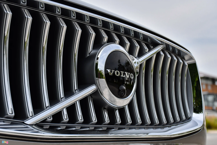 Dù vậy, mẫu SUV Thụy Điển vẫn tạo được ấn tượng với người đối diện nhờ vào phong cách đơn giản và lịch lãm đặc trưng của Volvo. Ở bên ngoài, các chi tiết được làm mới để XC90 trông cứng cáp và hiện đại hơn đôi chút có thể kể đến lưới tản nhiệt, cản trước với hốc hút gió giả hay cản sau có thêm thanh viền crôm. 