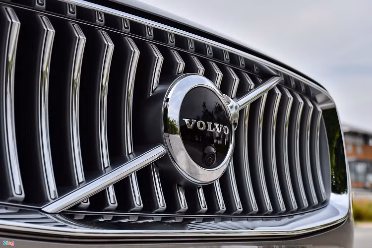 Dù vậy, mẫu SUV Thụy Điển vẫn tạo được ấn tượng với người đối diện nhờ vào phong cách đơn giản và lịch lãm đặc trưng của Volvo. Ở bên ngoài, các chi tiết được làm mới để XC90 trông cứng cáp và hiện đại hơn đôi chút có thể kể đến lưới tản nhiệt, cản trước với hốc hút gió giả hay cản sau có thêm thanh viền crôm. 