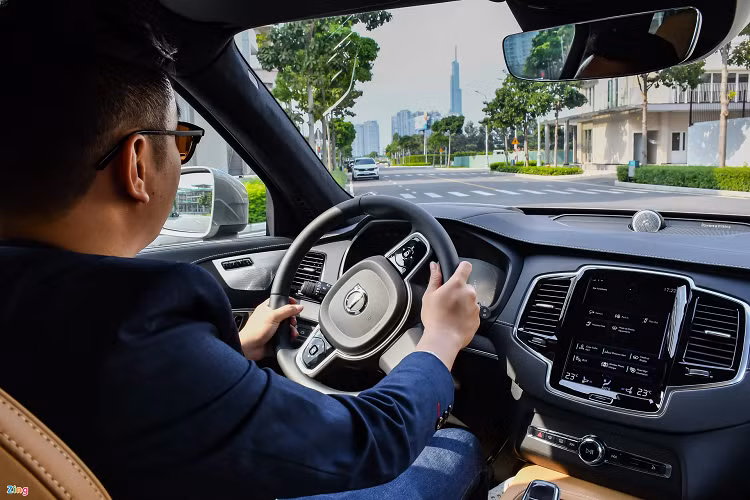 So với phiên bản Volvo XC90 T6 máy xăng mà tôi từng có cơ hội trải nghiệm, biến thể T8 Recharge mang đến khả năng vận hành vượt trội hơn hẳn. Đáng kể nhất có lẽ là khả năng tăng tốc đầy mạnh mẽ. Khi ở chế độ vận hành Hybrid, khoảng đề-pa của Volvo XC90 T8 Recharge sử dụng động cơ điện nên phản hồi gần như không có độ trễ. Kết hợp cùng hộp số 8 cấp linh hoạt, các bước tăng tốc ở đoạn ngắn rất đơn giản và nhẹ nhàng. 