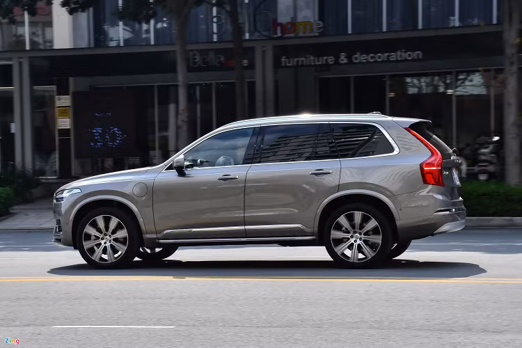 Khác với những hãng xe đến từ Đức, Volvo không quá chú trọng đến vẻ ngoài mà tập trung vào các giá trị sử dụng dành cho người dùng. Điều này giúp XC90 tạo nên sự khác biệt với nội thất tối giản nhưng vẫn đủ sang trọng, kết hợp cùng nhiều tính năng tiện nghi an toàn tiên tiến để phục vụ và bảo vệ hành khách.