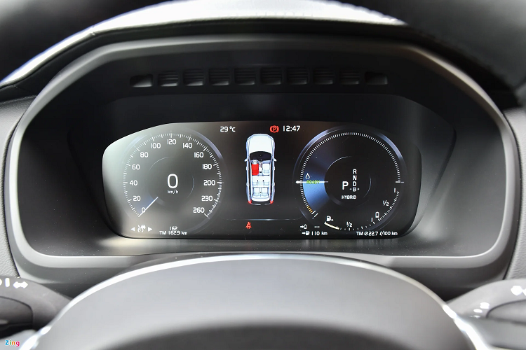 Đặt cạnh các dòng SUV 7 chỗ cùng hạng hiện có mặt trên thị trường, điểm nổi bật của Volvo XC90 T8 Recharge nằm ở cụm pin của hệ thống hybrid cắm sạc - PHEV. Với cụm pin này, khi kích hoạt chế độ vận hành thuần điện (Pure), XC90 sẽ không gây ô nhiễm không khí và tiếng ồn khi vận hành. Khi lần đầu trải nghiệm khả năng này của bản T8 Recharge, tôi có phần bỡ ngỡ vì chiếc xe im phăng phắc và không có bất kỳ dấu hiệu gì cho biết là hệ truyền động đang làm việc. 