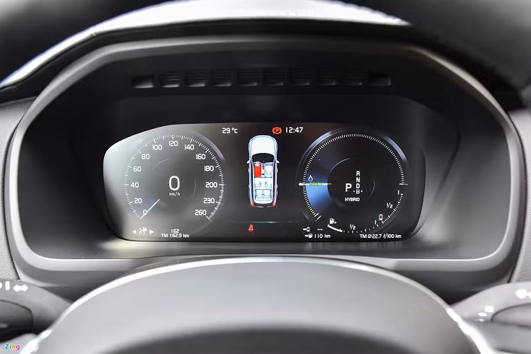 Đặt cạnh các dòng SUV 7 chỗ cùng hạng hiện có mặt trên thị trường, điểm nổi bật của Volvo XC90 T8 Recharge nằm ở cụm pin của hệ thống hybrid cắm sạc - PHEV. Với cụm pin này, khi kích hoạt chế độ vận hành thuần điện (Pure), XC90 sẽ không gây ô nhiễm không khí và tiếng ồn khi vận hành. Khi lần đầu trải nghiệm khả năng này của bản T8 Recharge, tôi có phần bỡ ngỡ vì chiếc xe im phăng phắc và không có bất kỳ dấu hiệu gì cho biết là hệ truyền động đang làm việc. 