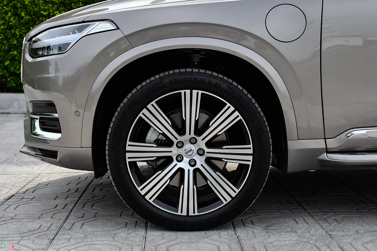 Theo kiểm tra của Chu trình lái xe châu Âu (NEDC), mẫu SUV 7 chỗ có thông số tiêu thụ đạt 2 lít/100 km và mức phát thải CO2 là 46 g/km. Nếu chỉ đặt xe một chỗ để quan sát ngoại thất thay thử ngồi vào cabin thì phải nói rằng Volvo XC90 đã khá quen thuộc đối với tôi, người đã tiếp xúc đầy đủ với 3 model được hãng xe Bắc Âu giới thiệu tại Việt Nam trong 5 năm qua.