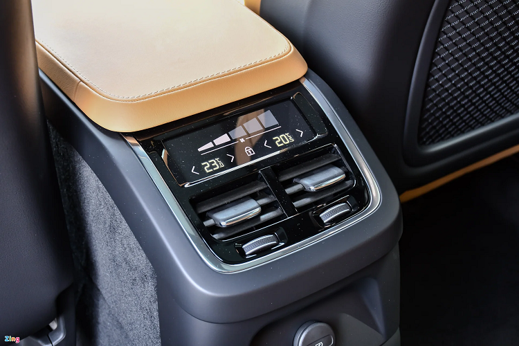 Ngoài ra, ngay trong quá trình di chuyển thông thường, cụm pin cũng có thể được sạc thông qua hệ thống thu hồi năng lượng phanh, hoặc người lái sử dụng chế độ sạc bằng động cơ xăng được cài đặt thông qua màn hình cảm ứng. Với sự hỗ trợ của động cơ điện và cụm pin, Volvo XC90 T8 Recharge cực kỳ tiết kiệm nhiên liệu và mức phát thải thấp. 