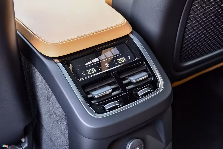 Ngoài ra, ngay trong quá trình di chuyển thông thường, cụm pin cũng có thể được sạc thông qua hệ thống thu hồi năng lượng phanh, hoặc người lái sử dụng chế độ sạc bằng động cơ xăng được cài đặt thông qua màn hình cảm ứng. Với sự hỗ trợ của động cơ điện và cụm pin, Volvo XC90 T8 Recharge cực kỳ tiết kiệm nhiên liệu và mức phát thải thấp. 