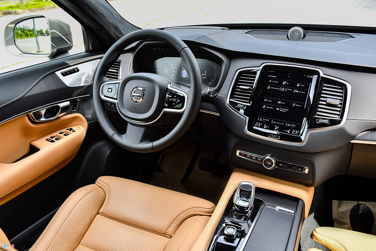 Từng pha bứt tốc lúc này đều khiến người ngồi trong cabin bị “dính ghế” khi chiếc xe chồm về trước đầy mạnh mẽ, còn tôi thì có thể mường tượng ra thế nào là gia tốc “nhanh như chớp” thường được nhắc đến trên các dòng ôtô điện. Tuy nhiên, hạn chế của máy xăng 2.0L phần nào bộc lộ ở dải tốc độ cao trên 80 km/h. Dung tích nhỏ khiến hiện tượng trễ tăng áp diễn ra và tôi có đôi chút cảm giác hụt hơi khi cần tăng tốc vượt xe, dù vậy cảm giác cũng không quá khó chịu và vẫn có thể chấp nhận được. 