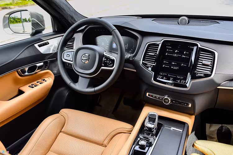 Từng pha bứt tốc lúc này đều khiến người ngồi trong cabin bị “dính ghế” khi chiếc xe chồm về trước đầy mạnh mẽ, còn tôi thì có thể mường tượng ra thế nào là gia tốc “nhanh như chớp” thường được nhắc đến trên các dòng ôtô điện. Tuy nhiên, hạn chế của máy xăng 2.0L phần nào bộc lộ ở dải tốc độ cao trên 80 km/h. Dung tích nhỏ khiến hiện tượng trễ tăng áp diễn ra và tôi có đôi chút cảm giác hụt hơi khi cần tăng tốc vượt xe, dù vậy cảm giác cũng không quá khó chịu và vẫn có thể chấp nhận được. 