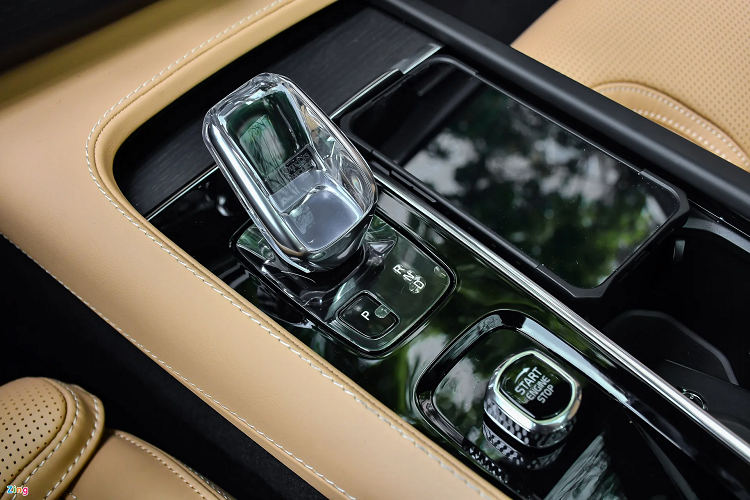 Với mô-tơ điện mạnh 65 kW bố trí ở cầu sau, chiếc SUV cỡ trung của Volvo hoàn toàn có thể đáp ứng được nhu cầu di chuyển hàng ngày ở dải vận tốc từ thấp đến trung bình trong đô thị. Một điểm cần lưu ý là phạm vi di chuyển thuần điện chỉ vào khoảng 40 km và điều kiện cần là bộ pin 11,6 kWh cần được sạc đầy. Với garage riêng, chủ xe có thể sử dụng điện dân dụng và một bộ chuyển đổi để cắm sạc cho pin trong khoảng 3-4 giờ.