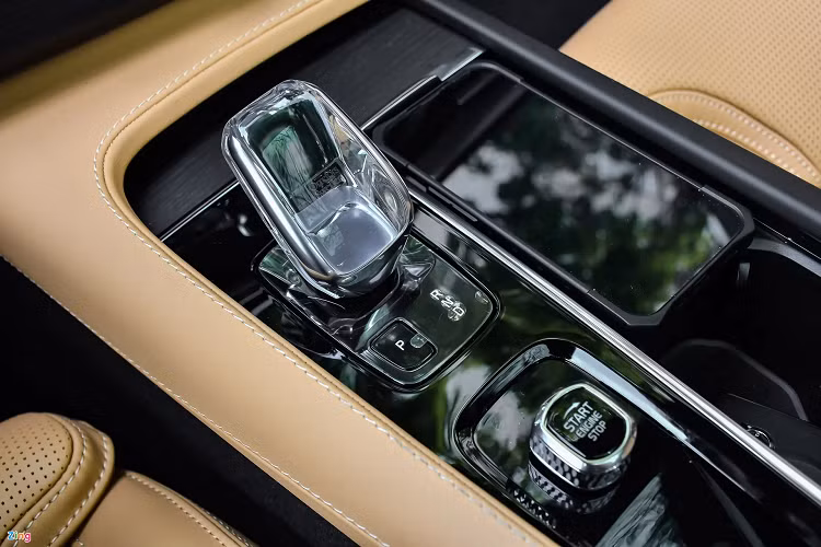 Với mô-tơ điện mạnh 65 kW bố trí ở cầu sau, chiếc SUV cỡ trung của Volvo hoàn toàn có thể đáp ứng được nhu cầu di chuyển hàng ngày ở dải vận tốc từ thấp đến trung bình trong đô thị. Một điểm cần lưu ý là phạm vi di chuyển thuần điện chỉ vào khoảng 40 km và điều kiện cần là bộ pin 11,6 kWh cần được sạc đầy. Với garage riêng, chủ xe có thể sử dụng điện dân dụng và một bộ chuyển đổi để cắm sạc cho pin trong khoảng 3-4 giờ.