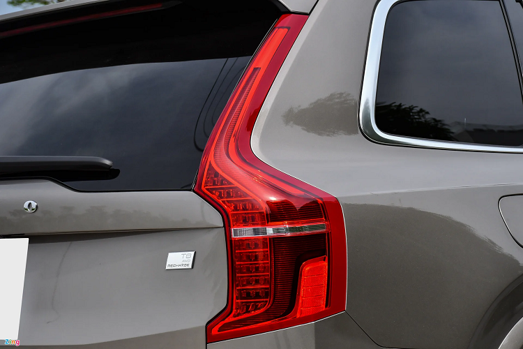 Cụm đèn trước kiểu Thor’s Hammer hay đèn hậu LED nằm dọc 2 bên hông xe tiếp tục là điểm nhận diện cho mẫu SUV to lớn nhất của Volvo, trái ngược với sự thay đổi liên tục của GLE, X5 hay Q7 qua mỗi lần nâng cấp lên đời xe mới. Một vài điểm được hãng xe chăm chút để tăng vẻ đặc biệt cho biến thể T8 Recharge cũng như giúp trải nghiệm sử dụng xe của hành khách tốt hơn có thể kể đến bệ bước chân, bộ la-zăng 21 inch hay nút nâng hạ gầm để hỗ trợ cho việc chất dỡ hành lý.