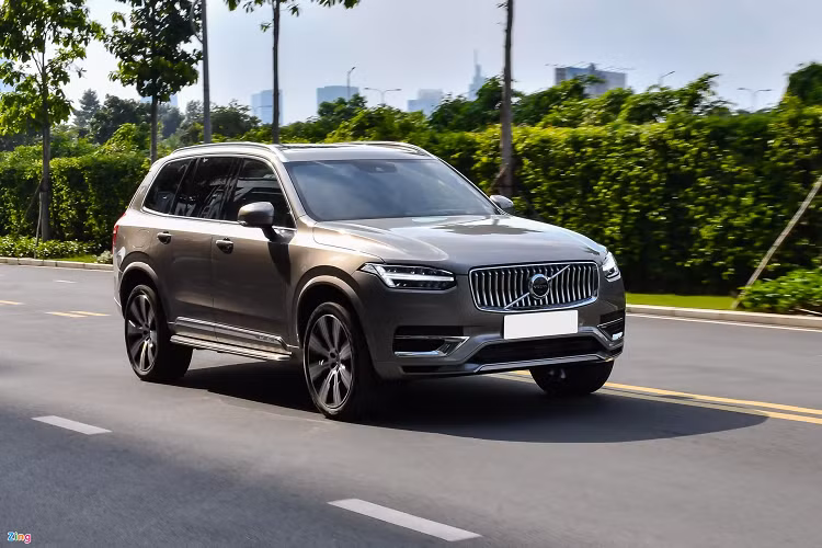 Thời điểm hiện tại, hãng xe sang có được dải sản phẩm ứng dụng công nghệ hybrid phổ biến hơn cả là Volvo. Chính vì vậy, mẫu xe SUV Volvo XC90 T8 Recharge - mẫu xe hiếm hoi ở nhóm SUV 7 chỗ tầm 4-5 tỷ đồng có khả năng chạy cả xăng và điện