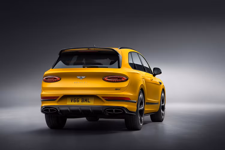 Thời gian cần để xe tăng tốc 0 - 100 km/h cũng giảm từ 5,5 xuống 5,3 giây. Bộ pin 18 kWh mới cho phép các phiên bản Bentayga S Hybrid và Bentayga Azure Hybrid di chuyển được quãng đường 44 km chỉ bằng năng lượng điện. Đó là sự cải thiện khá nhỏ khi chỉ tăng thêm 3 km so với Bentayga Hybrid tiêu chuẩn nhưng cũng có thể coi là điểm tiến bộ của phiên bản mới.