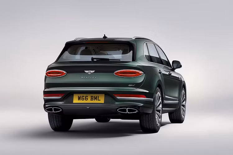 Bentley sẽ mở bán cả hai phiên bản xe Bentayga Hybrid mới này vào đầu năm 2023, hiện mức giá xe Bentley Bentayga S và Bentayga Azur hybrid 2023 vẫn chưa được công bố.