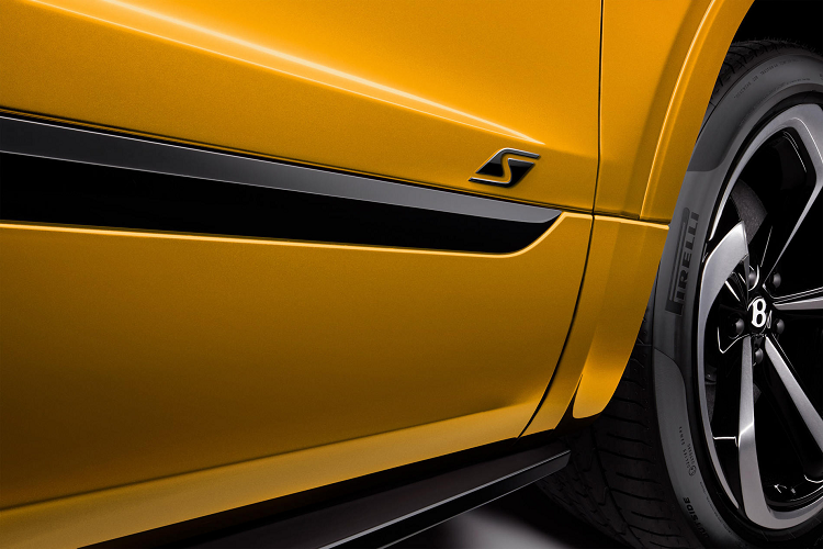 Tất cả các ghế ngồi đều được bọc da cao cấp thêu họa tiết hình kim cương. Bentley cũng cung cấp cho Bentayga Azure Hybrid hàng loạt tùy chọn cá nhân hóa, bao gồm 15 màu da khác nhau và 3 loại gỗ trang trí nội thất.