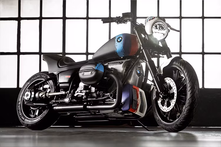 Trong ảnh là chiếc BMW R18 M đặc biệt do hãng xe Đức hợp tác phát triển cùng thiết kế Oberdan Bezzi. Xe có phong cách thể thao với ngoại hình được sửa đổi mang hơi hướm cafe racer năng động và gọn gàng hơn xe nguyên bản.