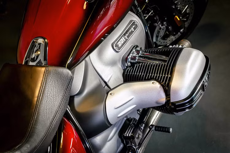 Trong khi đó, yên xe đơn có tạo hình giống với vị trí ngồi trên chiếc BMW Motorrad R 1200 C đời 2005. Leo Vince cung cấp ống xả cho R 18 Aurora, giúp âm thanh của phiên bản này trầm ấm và hấp dẫn hơn.