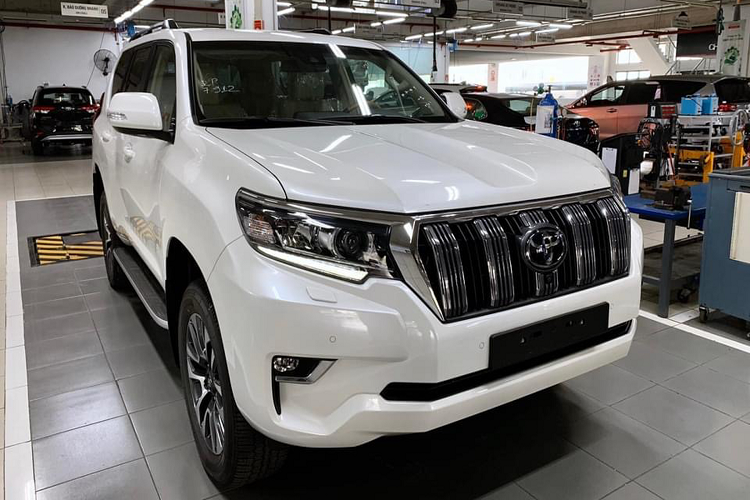 Những nâng cấp ở nội thất của mẫu xe SUV Toyota Land Cruiser Prado 2022 bao gồm hệ thống khởi động nút bấm (Start/Stop), chìa khóa thông minh thay cho chìa khóa cơ ở đời cũ. Hệ thống thông tin giải trí bao gồm màn hình giải trí trung tâm thiết kế mới, dàn âm thanh sử dụng 14 loa JBL cao cấp. Xe đi kèm với hệ thống điều hoà tự động 3 vùng độc lập. Ghế ngồi bọc da, ghế lái chỉnh điện 10 hướng và ghế phụ chỉnh 4 hướng. Xe cũng được bổ sung thêm đèn chào mừng.