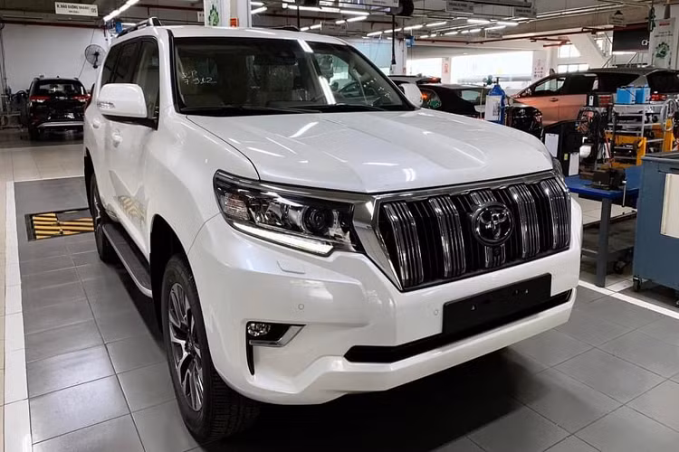 Những nâng cấp ở nội thất của mẫu xe SUV Toyota Land Cruiser Prado 2022 bao gồm hệ thống khởi động nút bấm (Start/Stop), chìa khóa thông minh thay cho chìa khóa cơ ở đời cũ. Hệ thống thông tin giải trí bao gồm màn hình giải trí trung tâm thiết kế mới, dàn âm thanh sử dụng 14 loa JBL cao cấp. Xe đi kèm với hệ thống điều hoà tự động 3 vùng độc lập. Ghế ngồi bọc da, ghế lái chỉnh điện 10 hướng và ghế phụ chỉnh 4 hướng. Xe cũng được bổ sung thêm đèn chào mừng.