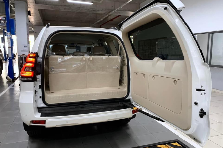 Ngoài ra, Land Cruiser Prado 2022 sở hữu nền tảng khung gầm rời và hệ dẫn động hai cầu phù hợp với nhiều điều kiện đường sá, đi kèm với khả năng vượt địa hình tốt và bền bỉ.