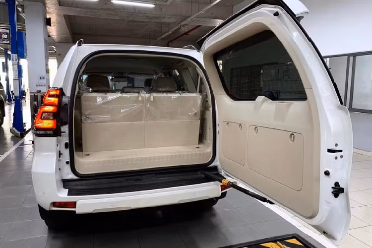 Ngoài ra, Land Cruiser Prado 2022 sở hữu nền tảng khung gầm rời và hệ dẫn động hai cầu phù hợp với nhiều điều kiện đường sá, đi kèm với khả năng vượt địa hình tốt và bền bỉ.