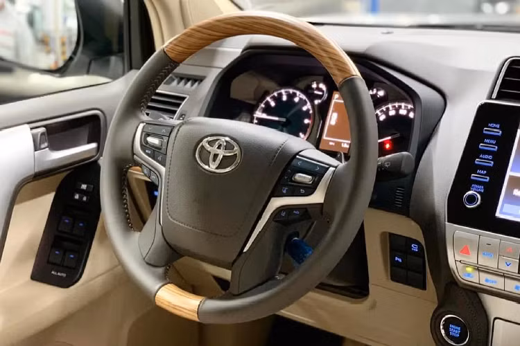 Mặc dù có giá xe Toyota Land Cruiser Prado 2022 lên đến 2,548 tỷ đồng, cao hơn nhiều so với lựa chọn xe sang như Mercedes-Benz GLC 300 AMG (2,499 tỷ đồng), Volkswagen Teramont (2,349 tỷ đồng) hay Ford Explorer (2,36 tỷ đồng), nhưng Prado 2022 vẫn có được chỗ đứng tốt trong phân khúc và không phải cạnh tranh với bất cứ đối thủ nào.