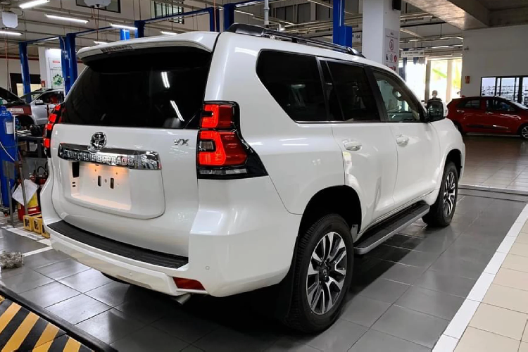 Nhìn chung, tệp khách hàng chọn mua Land Cruiser Prado thường không cân nhắc các lựa chọn khác trong tầm giá vốn có ưu thế hơn về trang bị và động cơ mạnh mẽ. Trên thực tế, khách hàng sở hữu dòng xe này thường có điều kiện kinh tế khá giả, thích sở hữu xe mang thiết kế trung tính và không quá phô trương.