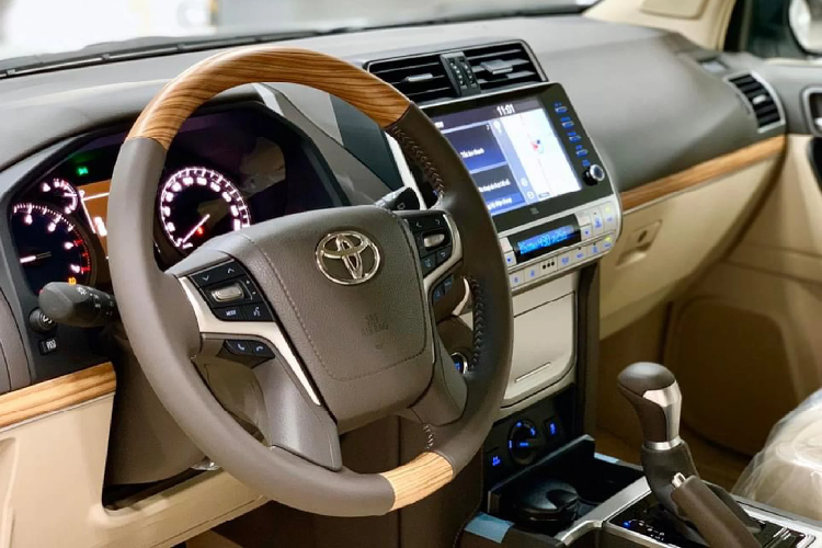 Trong khi đó, ngoại thất Land Cruiser Prado 2022 vẫn duy trì tổng thể thiết kế. Điểm khác biệt so với đời trước đó là bộ mâm 19 inch thiết kế mới, bên cạnh bổ sung thêm thanh gá nóc mới giúp ngoại thất thêm hấp dẫn hơn.