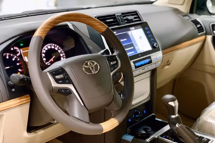 Trong khi đó, ngoại thất Land Cruiser Prado 2022 vẫn duy trì tổng thể thiết kế. Điểm khác biệt so với đời trước đó là bộ mâm 19 inch thiết kế mới, bên cạnh bổ sung thêm thanh gá nóc mới giúp ngoại thất thêm hấp dẫn hơn.