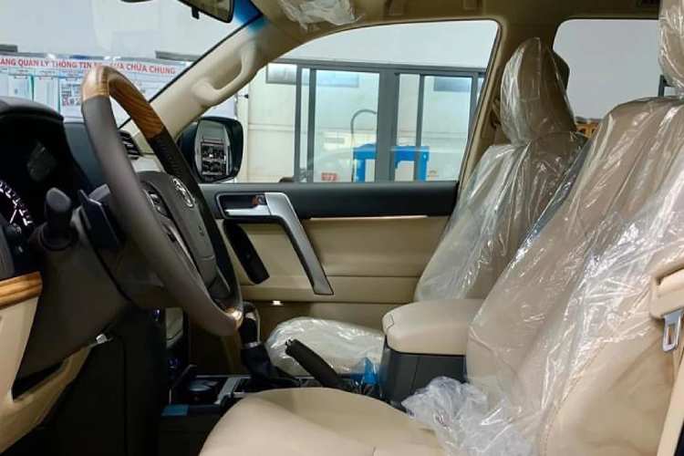 Về động cơ và hệ truyền động, không có thay đổi, Land Cruiser Prado 2022 vẫn gắn bó với động cơ Xăng, dung tích 2.7L hút khí tự nhiên cho công suất tối đa 161 mã lực tại 5.200 vòng/phút và mô-men xoắn cực đại 246 Nm tại 3.900 vòng/phút. Sức mạnh truyền xuống bốn bánh (4WD), thông qua hộp số tự động 6 cấp (6AT)