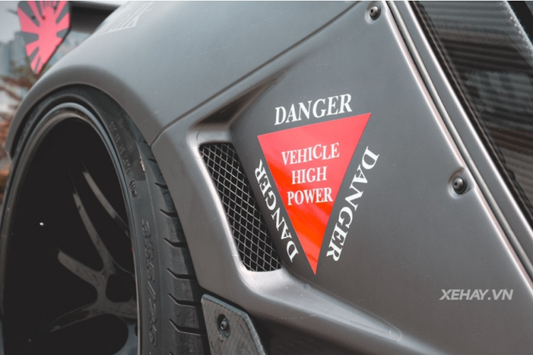 Đầu xe được lấy cảm hứng rõ rệt từ chiếc Lamborghini Aventador SV với dè trước cắt bớt cùng nắp ca-pô tích hợp hai hốc hút gió cỡ lớn. Các vòm bánh xe độ được cố định lên xe bằng đinh tán là "đặc sản" của nhà Liberty Walk.