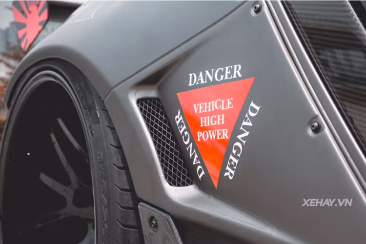 Đầu xe được lấy cảm hứng rõ rệt từ chiếc Lamborghini Aventador SV với dè trước cắt bớt cùng nắp ca-pô tích hợp hai hốc hút gió cỡ lớn. Các vòm bánh xe độ được cố định lên xe bằng đinh tán là "đặc sản" của nhà Liberty Walk.