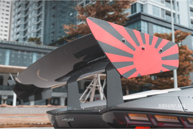 Ước tính đại gia Việt đã chi khoảng 3 tỷ đồng để tậu gói độ chính hãng của Liberty Walk. Nhờ đó mà Lamborghini Aventador trở nên vô cùng hầm hố và cuốn hút, cụ thể, siêu xe được bổ sung rất nhiều chi tiết làm từ sợi carbon, hai vây cá carbon bên hông, ốp sườn mới và cánh lướt gió cỡ lớn.