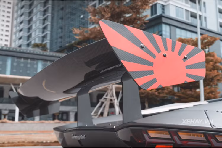 Ước tính đại gia Việt đã chi khoảng 3 tỷ đồng để tậu gói độ chính hãng của Liberty Walk. Nhờ đó mà Lamborghini Aventador trở nên vô cùng hầm hố và cuốn hút, cụ thể, siêu xe được bổ sung rất nhiều chi tiết làm từ sợi carbon, hai vây cá carbon bên hông, ốp sườn mới và cánh lướt gió cỡ lớn.