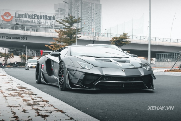 Không can thiệp vào hệ truyền động, siêu phẩm Aventador Edition 50 này vẫn dùng động cơ V12 6,5 lít sản sinh công suất 700 mã lực và 690Nm mô-men xoắn cực đại, đi kèm là hộp số tự động 7 cấp ISR.