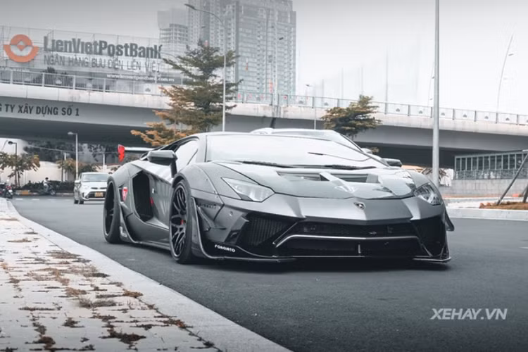 Không can thiệp vào hệ truyền động, siêu phẩm Aventador Edition 50 này vẫn dùng động cơ V12 6,5 lít sản sinh công suất 700 mã lực và 690Nm mô-men xoắn cực đại, đi kèm là hộp số tự động 7 cấp ISR.