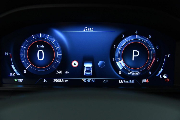 Chưa hết, Ford Explorer 2023 còn có bảng đồng hồ kỹ thuật số sau vô lăng, màn hình nhỏ để chỉnh điều hòa và màn hình hiển thị thông tin kính lái. 