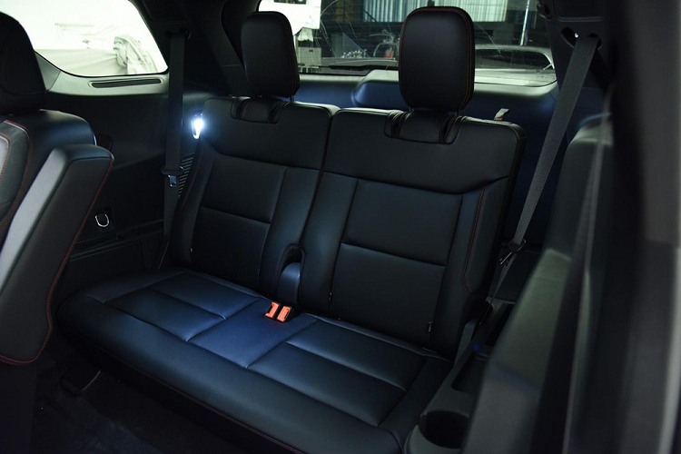 Hàng ghế trước có đủ tính năng sưởi ấm, làm mát, massage và chỉnh điện. Trong khi đó, hàng ghế thứ hai có tính năng chỉnh điện và gập 1 chạm. Ngay cả hàng ghế cuối của xe cũng có tính năng gập chỉnh điện tương tự.