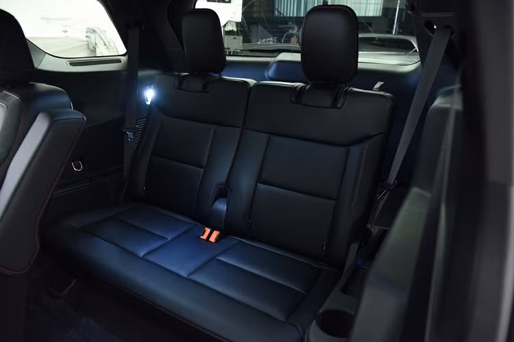 Hàng ghế trước có đủ tính năng sưởi ấm, làm mát, massage và chỉnh điện. Trong khi đó, hàng ghế thứ hai có tính năng chỉnh điện và gập 1 chạm. Ngay cả hàng ghế cuối của xe cũng có tính năng gập chỉnh điện tương tự.