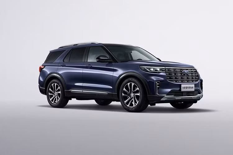 Ở phiên bản 2023, Ford Explorer thế hệ mới thay đổi đáng kể trong thiết kế ngoại thất và nội thất. Mẫu SUV cỡ lớn này được áp dụng ngôn ngữ thiết kế mới của hãng Ford, tương tự những "người anh em" đang bán tại thị trường Trung Quốc như Evos, Mondeo, Equator và Equator Sport.