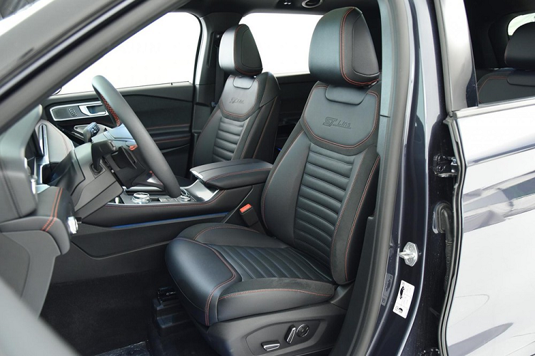 Thêm vào đó là tính năng ra lệnh bằng giọng nói dạng trí tuệ nhân tạo AI, ra lệnh bằng cử chỉ, nhận diện khuôn mặt, hệ thống đèn viền nội thất, sạc điện thoại không dây và cửa sổ trời toàn cảnh Panorama.