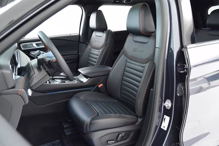 Thêm vào đó là tính năng ra lệnh bằng giọng nói dạng trí tuệ nhân tạo AI, ra lệnh bằng cử chỉ, nhận diện khuôn mặt, hệ thống đèn viền nội thất, sạc điện thoại không dây và cửa sổ trời toàn cảnh Panorama.