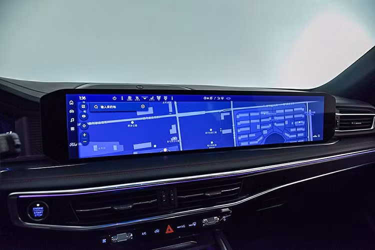 Những thay đổi đáng chú ý nhất của Ford Explorer 2023 phần lớn đều tập trung ở bên trong xe. Tại đây, chúng ta sẽ bắt gặp màn hình 4K cỡ lớn trên mặt táp-lô với kích thước lên đến 27 inch. Màn hình này kéo dài từ bảng đồng hồ đến cửa gió ở góc bên phải của mặt táp-lô, phục vụ cả người lái lẫn hành khách phía trước với chế độ chia màn hình.